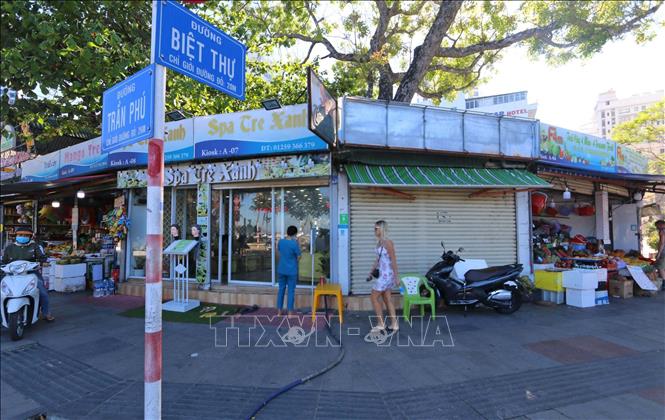 Trong ảnh: Khu phố Tây nằm dọc theo các tuyến đường Trần Phú, Biệt Thự, Hùng Vương, Nguyễn Thiện Thuật… sát bên bờ biển Nha Trang. Ảnh: Nguyễn Dũng - TTXVN