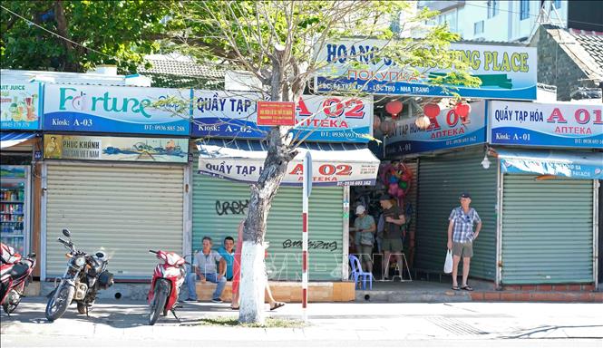 Trong ảnh: Nhiều kios của khu mua sắm trên đường Biệt Thự (Phường Lộc Thọ, thành phố Nha Trang) đóng cửa do buôn bán ế ẩm. Ảnh: Nguyễn Dũng - TTXVN
