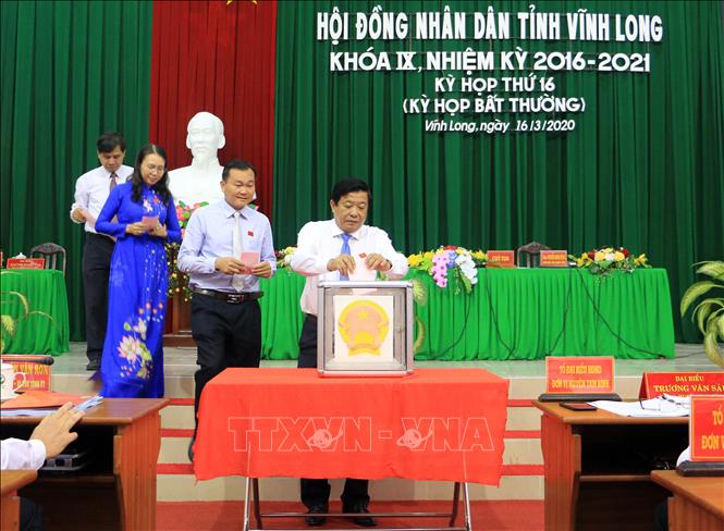 Trong ảnh: Đại biểu bỏ phiếu bầu bổ sung chức danh Phó Chủ tịch UBND tỉnh nhiệm kỳ 2016 - 2021. Ảnh: Phạm Minh Tuấn-TTXVN