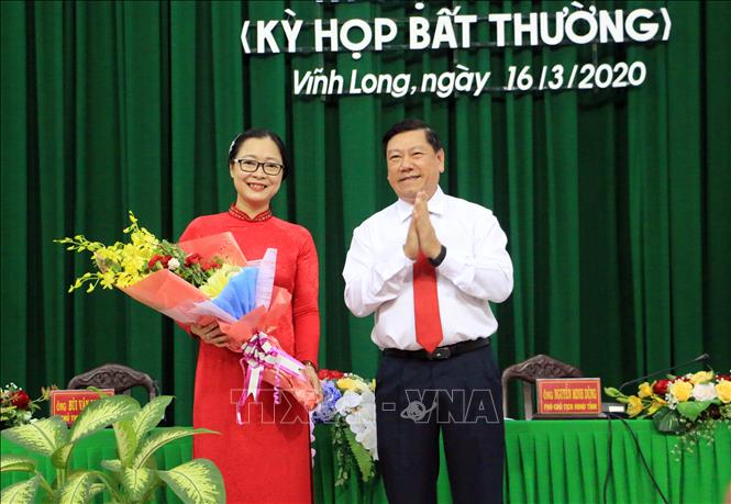 Trong ảnh: Bí thư Tỉnh ủy Vĩnh Long Trần Văn Rón tặng hoa chúc mừng Tân Phó Chủ tịch UBND tỉnh Vĩnh Long Nguyễn Thị Quyên Thanh. Ảnh: Phạm Minh Tuấn-TTXVN 