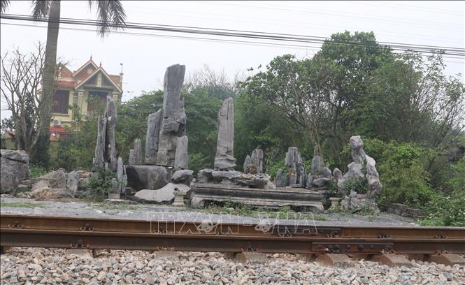 Trong ảnh: Nhiều hộ dân tại xã Liêm Cần, huyện Thanh Liêm, tỉnh Hà Nam hoạt động sản xuất, kinh doanh ngay gần tuyến đường sắt Bắc - Nam. Ảnh: Thanh Tuấn - TTXVN