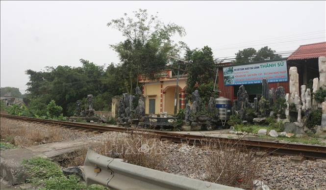 Trong ảnh: Nhiều hộ dân tại xã Liêm Cần, huyện Thanh Liêm, tỉnh Hà Nam hoạt động sản xuất, kinh doanh ngay gần tuyến đường sắt Bắc - Nam. Ảnh: Thanh Tuấn - TTXVN