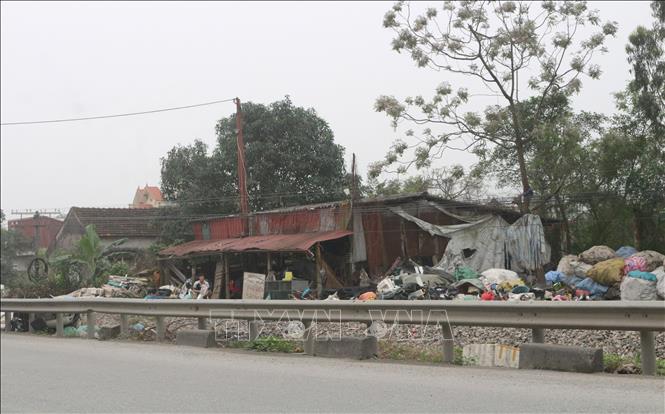 Trong ảnh: Nhiều hộ dân tại xã Liêm Cần, huyện Thanh Liêm, tỉnh Hà Nam hoạt động sản xuất, kinh doanh ngay gần tuyến đường sắt Bắc - Nam. Ảnh: Thanh Tuấn - TTXVN