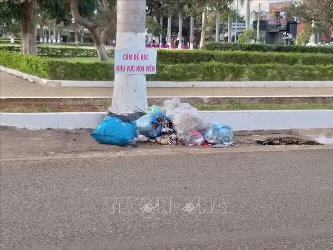 Trong ảnh: Rác thải ở hoa viên thị trấn. Ảnh: Hoài Thu – TTXVN
