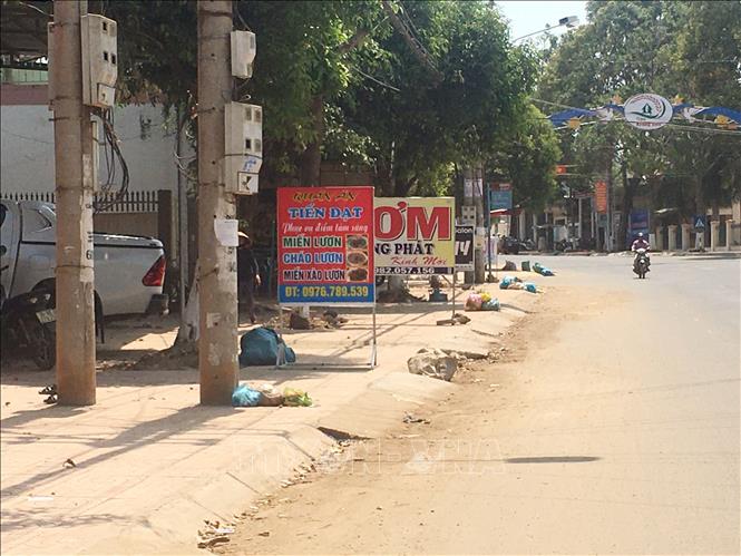 Trong ảnh: Rác thải dọc đường Nguyễn Tất Thành – tuyến đường huyết mạch của trung tâm thị trấn. Ảnh: Hoài Thu – TTXVN