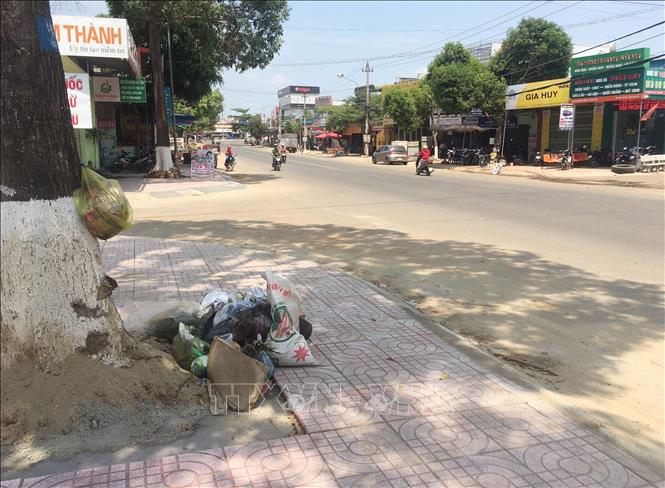 Trong ảnh: Rác thải ở ngã ba đường lớn, nơi đông người qua lại. Ảnh: Hoài Thu – TTXVN
