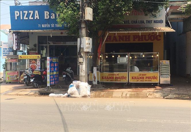 Trong ảnh: Rác thải trước nhà dân trên đường Nguyễn Tất Thành, thị trấn Buôn Trấp. Ảnh: Hoài Thu – TTXVN