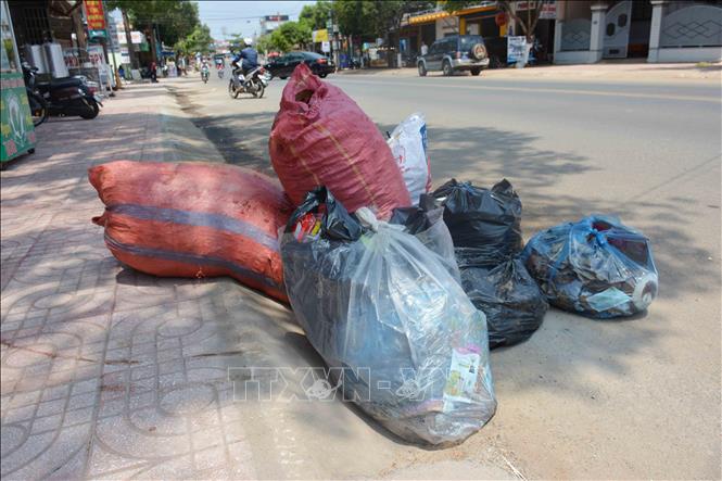Trong ảnh: Rác thải chưa được thu gom trước nhà người dân trên đường Nguyễn Tất Thành. Ảnh: Hoài Thu – TTXVN
