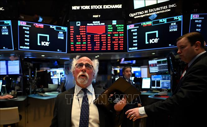Trong ảnh: Giao dịch viên theo dõi chỉ số chứng khoán tại sàn giao dịch New York, Mỹ ngày 16/3/2020. Ảnh: AFP/TTXVN