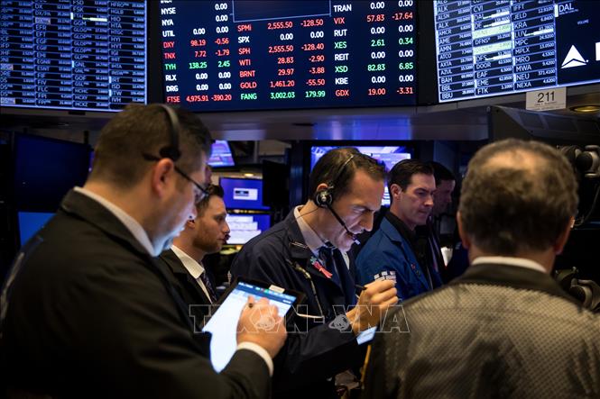 Trong ảnh: Hoạt động tại sàn giao dịch chứng khoán New York, Mỹ ngày 16/3/2020. Ảnh: THX/TTXVN