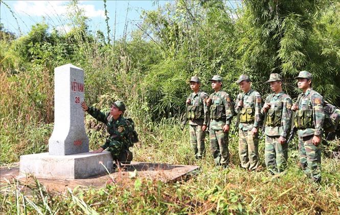 Bộ đội Biên phòng tỉnh Gia Lai thường xuyên duy trì, thực hiện tốt nhiệm vụ xây dựng và tổ chức huấn luyện, sẵn sàng chiến đấu bảo vệ đường biên, cột mốc, tuần tra, kiểm soát xuất-nhập cảnh trên biên giới, đấu tranh ngăn chặn kịp thời các hoạt động xâm phạm chủ quyền lãnh thổ vi phạm quy chế biên giới. Ảnh: Dương Giang - TTXVN