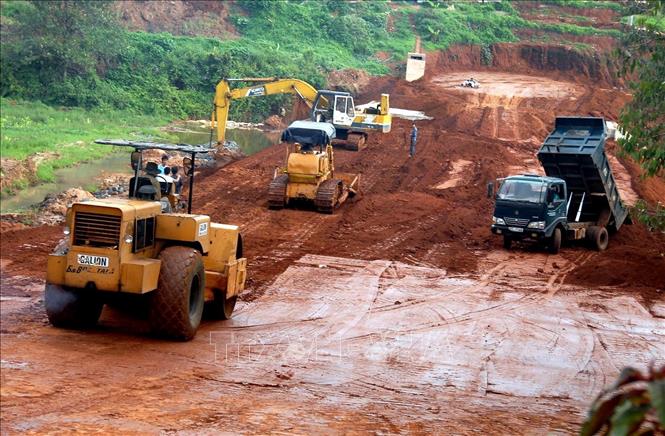 Trong ảnh: Thi công tuyến đường liên xã thị trấn Ia Kha - Ia Sao. Ảnh: Sỹ Huynh - TTXVN