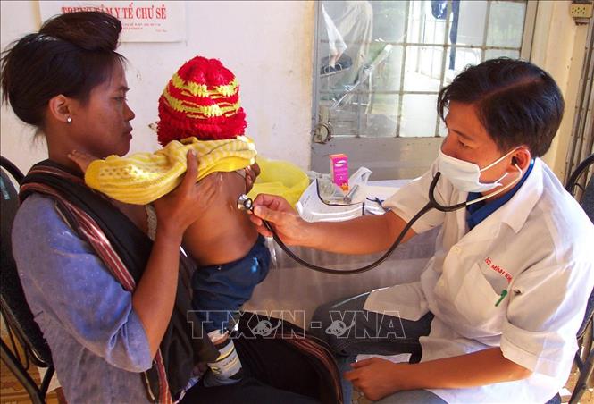 Trong ảnh: Bác sỹ luân phiên tuyến tỉnh về tăng cường cho trạm xá xã  A Yun (xã vùng 3) huyện Chư Sê khám chữa bệnh cho nhân dân. Ảnh: Sỹ Huynh - TTXVN