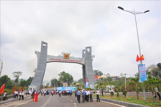 Trong ảnh: Lễ khánh thành Quốc môn - Cửa khẩu Quốc tế Lệ Thanh Đức Cơ. Đây là công trình trọng điểm phục vụ hoạt động ngoại giao, giao thương qua lại, thúc đẩy phát triển kinh tế, xã hội, chính trị trên địa bàn. Ảnh: Hoài Nam - TTXVN