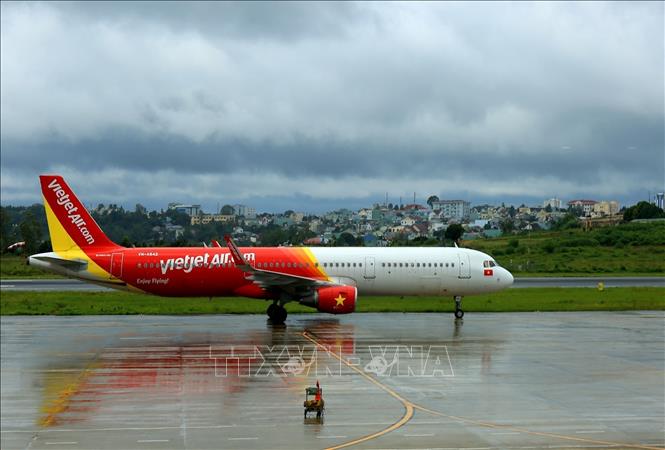 Trong ảnh: Máy bay của hàng hãng không VietjetAir hạ cánh xuống sân bay Pleiku. Ảnh: Ngọc Hà - TTXVN