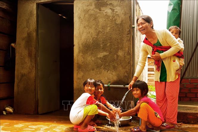 Trong ảnh: Niềm vui của bà con dân tộc khi được sử dụng nguồn nước sạch từ công trình 