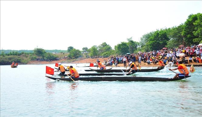 Trong ảnh: Lễ hội đua thuyền độc mộc trên sông Pô Cô - hoạt động nhằm tôn vinh người anh hùng A Sanh, trên chiếc thuyền độc mộc đưa bộ đội qua sông cũng như vận chuyển lương thực, phục vụ chi viện cho chiến trường miền Nam, giải phóng miền Nam, thống nhất đất nước; đồng thời, tôn vinh nét đẹp, bảo tồn giá trị văn hóa của thuyền độc mộc. Ảnh: Hoài Nam - TTXVN
