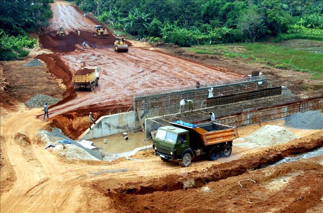 Trong ảnh: Thi công tuyến đường liên huyện Chư Pa - Ia Grai. Ảnh: Sỹ Huynh - TTXVN