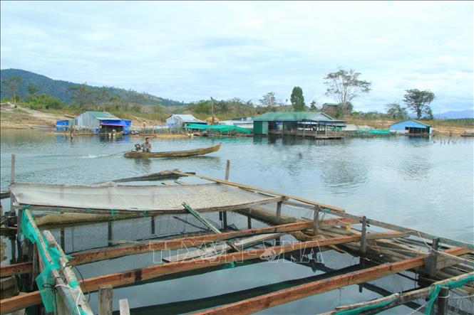 Trong ảnh: Phát huy lợi thế tự nhiên, sông nước, lòng hồ thủy điện Sê San 4 đã trở thành điểm du lịch thu hút nhiều khách tham quan, một số hộ dân đã lập tổ dịch vụ đưa đón khách ra lòng hồ, tạo thêm nguồn thu nhập cho gia đình. Ảnh: Cao Nguyên - TTXVN