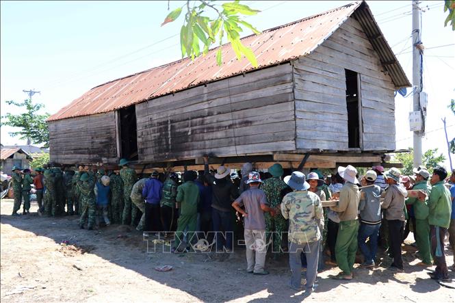 Trong ảnh: Quân đoàn 3 đóng quân tại tỉnh Gia Lai đã góp phần không nhỏ trong việc giúp người dân nơi đây thực hiện chương trình mục tiêu quốc gia về xây dựng nông thôn mới của huyện Phú Thiện, tô thắm thêm tình đoàn kết cao đẹp của Bộ đội Cụ Hồ trong thời kỳ mới. Ảnh: Hoài Nam – TTXVN