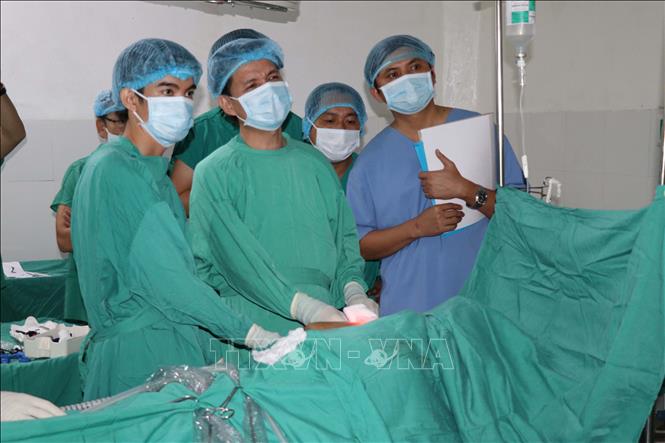 Trong ảnh: Phẫu thuật nội soi cho bệnh nhân tại Bệnh viện Đa khoa tỉnh Gia Lai. Ảnh: Hoài Nam - TTXVN