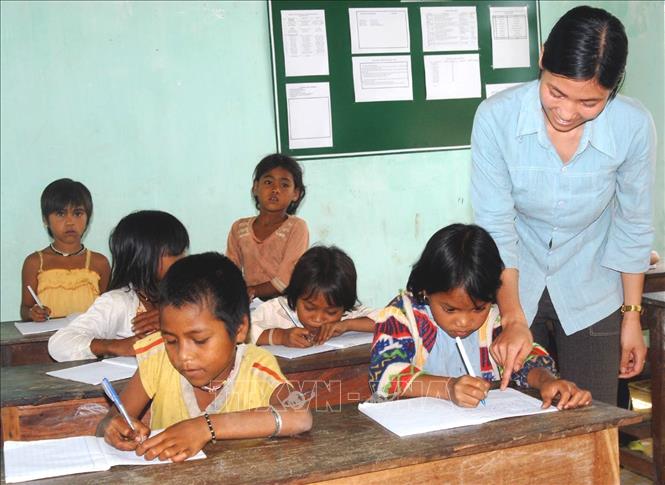 Trong ảnh: Làng LoK xã Lơ Ku (xã đặc biệt khó khăn) ở huyện KBang có trường học khang trang và thực hiện dạy song ngữ (tiếng phổ thông và Ba Na). Ảnh: Sỹ Huynh - TTXVN