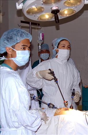 Trong ảnh: Mổ nội soi ở Bệnh viện đa khoa tỉnh Gia Lai. Ảnh: Sỹ Huynh - TTXVN