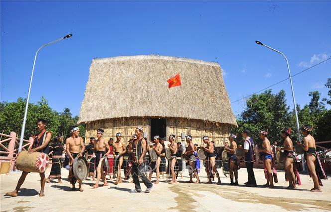 Trong ảnh: Dân làng Đê KJêng, xã Ayun, huyện Mang Yang (Gia Lai) quây quần chuẩn bị cho nghi Lễ lên nhà rông mới, được phục dựng theo đúng nghi Lễ truyền thống của đồng bào Bahnar. Ảnh: Hoài Nam – TTXVN