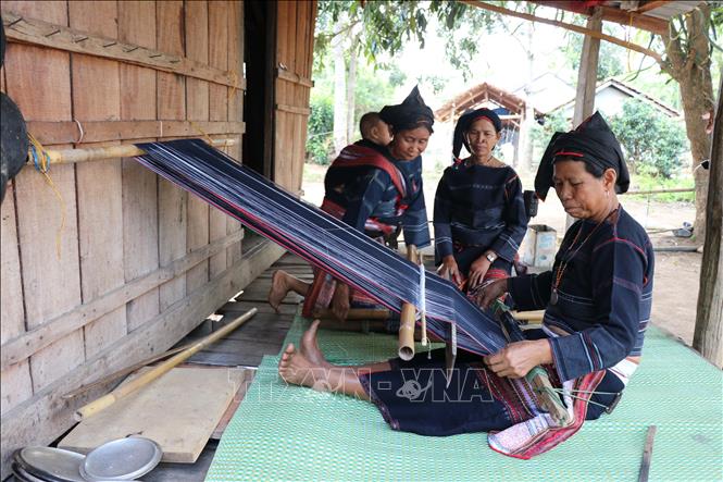 Trong ảnh: Phụ nữ dân tộc Bahnar dệt thổ cẩm để phục vụ du lịch. Ảnh: Hồng Điệp - TTXVN