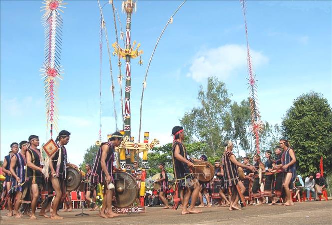 Trong ảnh: Bài cồng chiêng mừng lúa mới của đồng bào dân tộc Jơ Rai. Ảnh: Sỹ Huynh - TTXVN