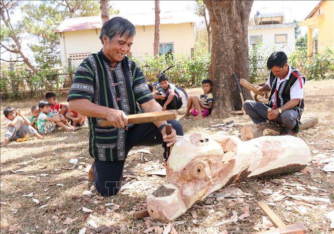 Trong ảnh: Gia Lai đã triển khai nhiều chính sách động viên nghệ nhân tạc tượng lưu truyền văn hóa dân gian độc đáo chỉ có ở Tây Nguyên này. Ảnh: Hồng Điệp – TTXVN 
