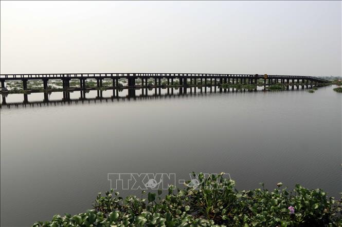 Trong ảnh: Đập thủy lợi Cửa Lác ở xã Quảng Thái đang được nghiên cứu để điều tiết thủy triều trong quá trình xây dựng khu Tràm chim vùng cửa sông Ô Lâu. Ảnh: Đỗ Trưởng - TTXVN