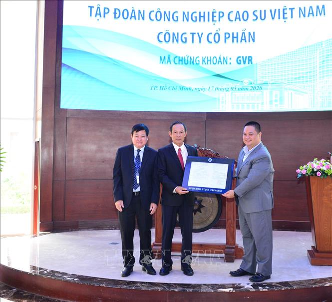 Trong ảnh: Đại diện HOSE trao quyết định niêm yết cho lãnh đạo Tập đoàn Công nghiệp Cao su Việt Nam - Công ty cổ phần. Ảnh: Hứa Chung -TTXVN