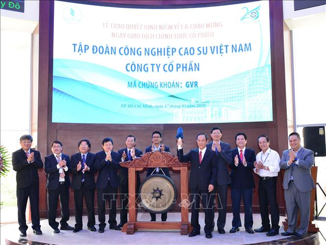 Trong ảnh: Nghi thức đánh cồng, khởi động phiên giao dịch đầu tiên của cổ phiếu GVR. Ảnh: Hứa Chung - TTXVN