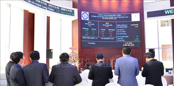 Trong ảnh: Phiên giao dịch đầu tiên của cổ phiếu GVR. Ảnh: Hứa Chung - TTXVN