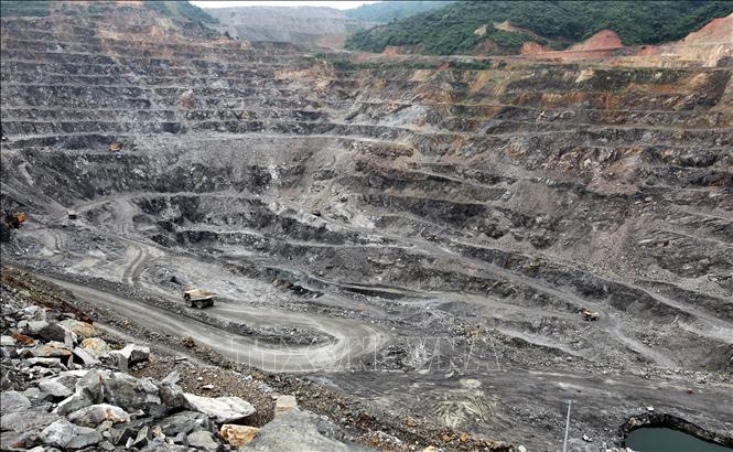 Trong ảnh: Hoạt động khai thác trên khai trưởng mỏ tuyển đồng Sin Quyền. Ảnh: Quốc Khánh - TTXVN