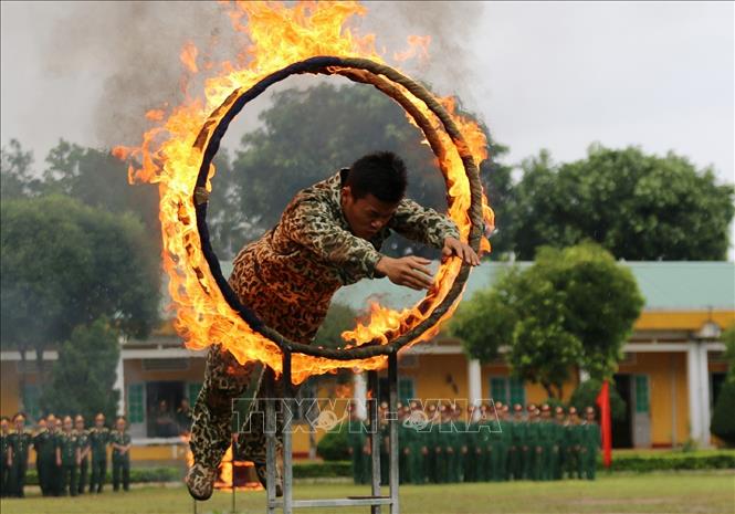 Trong ảnh: Chiến sĩ đặc công huấn luyện vượt vòng lửa. Ảnh: Dương Giang - TTXVN