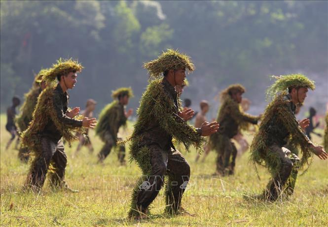 Trong ảnh: Chiến sĩ đặc công huấn luyện võ thuật và kỹ thuật ngụy trang. Ảnh: Dương Giang - TTXVN
