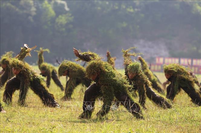 Trong ảnh: Chiến sĩ đặc công huấn luyện võ thuật và kỹ thuật ngụy trang. Ảnh: Dương Giang - TTXVN