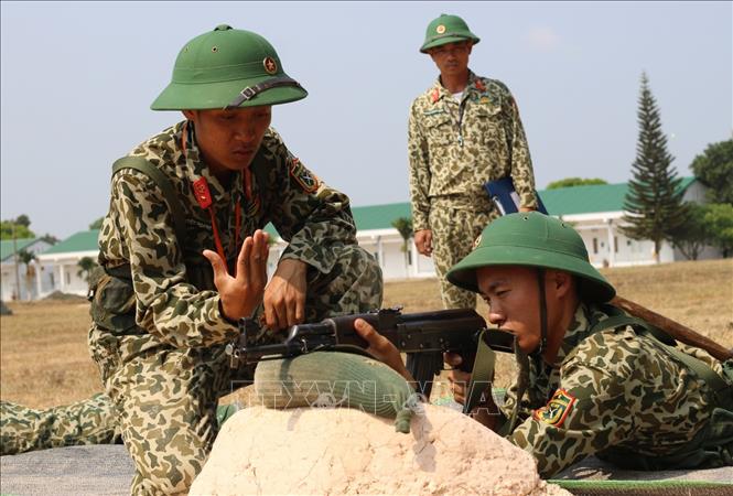 Trong ảnh: Chiến sĩ đặc công huấn luyện kỹ thuật sử dụng và bắn súng trên thao trường. Ảnh: Dương Giang - TTXVN