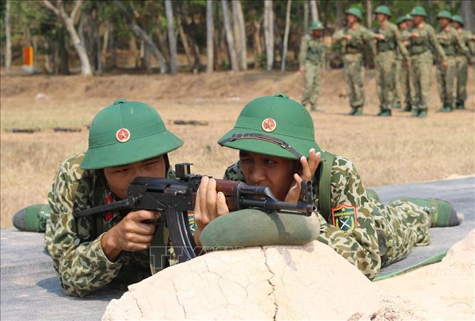Trong ảnh: Chiến sĩ đặc công huấn luyện kỹ thuật sử dụng và bắn súng trên thao trường. Ảnh: Dương Giang - TTXVN