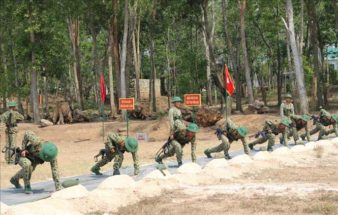 Trong ảnh: Chiến sĩ đặc công huấn luyện trên thao trường. Ảnh: Dương Giang - TTXVN