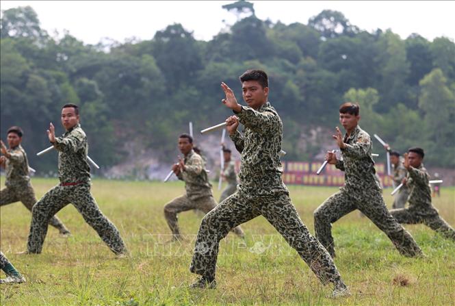 Trong ảnh: Chiến sĩ đặc công huấn luyện võ thuật có vũ khí trang bị. Ảnh: Dương Giang - TTXVN