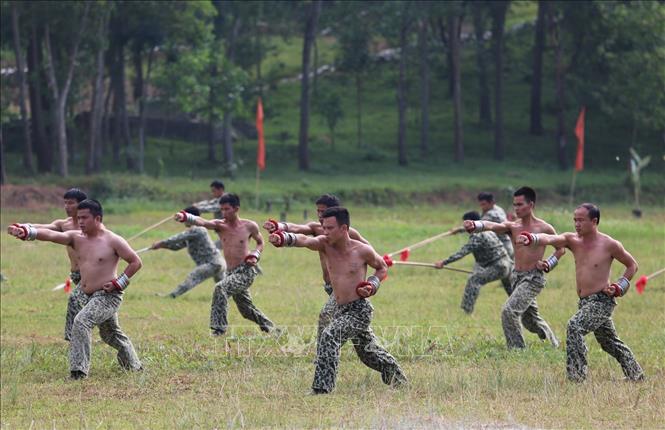 Trong ảnh: Chiến sĩ đặc công huấn luyện võ thuật có vũ khí trang bị. Ảnh: Dương Giang - TTXVN