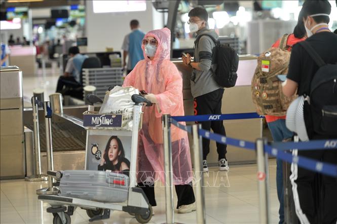 Trong ảnh: Hành khách chờ làm thủ tục tại sân bay Suvarnabhumi ở Bangkok, Thái Lan ngày 16/3/2020, trong bối cảnh dịch COVID-19 lan rộng. Ảnh: THX/TTXVN