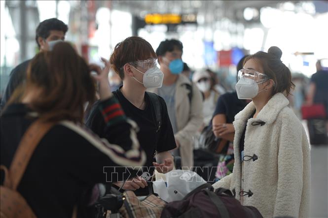 Trong ảnh: Hành khách chờ làm thủ tục tại sân bay Suvarnabhumi ở Bangkok, Thái Lan, ngày 16/3/2020, trong bối cảnh dịch COVID-19 lan rộng. Ảnh: THX/TTXVN