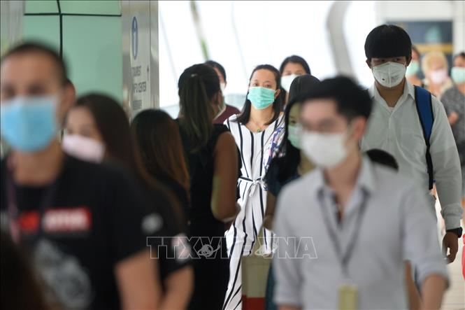 Trong ảnh: Người dân đeo khẩu trang để phòng tránh lây nhiễm COVID-19 tại Bangkok, Thái Lan, ngày 5/3/2020. Ảnh: THX/ TTXVN