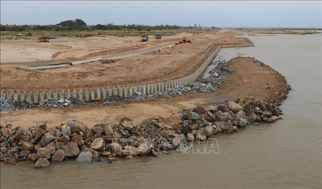 Gia cố hạn chế sạt lở bờ tả Sông Ba đoạn qua thành phố Tuy Hòa. Ảnh: Phạm Cường-TTXVN