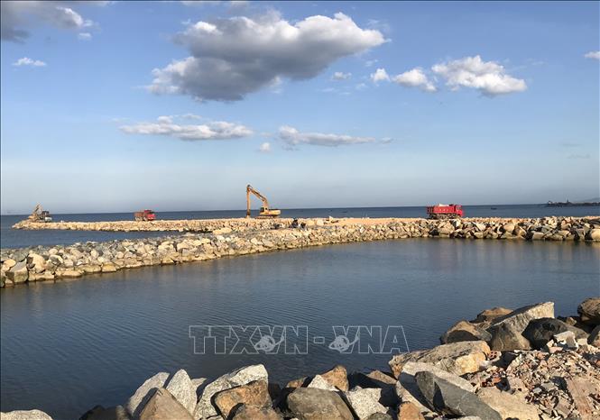 Tỉnh Phú Yên đầu tư 800 tỷ đồng làm kẻ chống sạt lở cửa biển Đà Diễn, phường 6, thành phố Tuy Hòa. Ảnh: Phạm Cường-TTXVN
