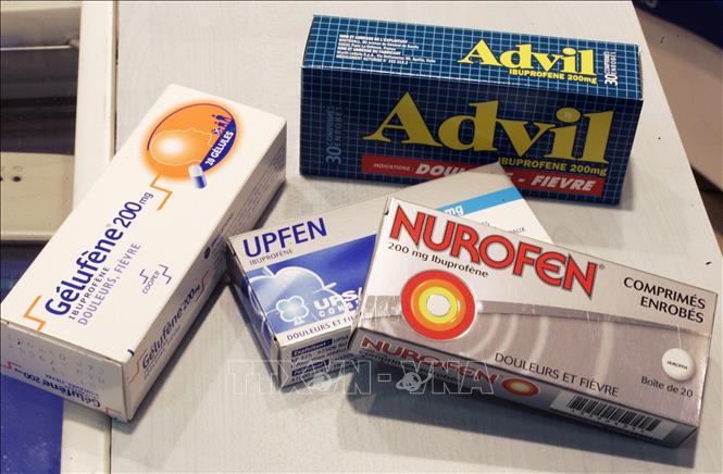 Trong ảnh: Các loại thuốc chống viêm chứa thành phần ibuprofen. Ảnh: AFP/TTXVN